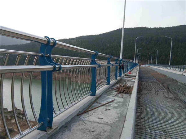 儋州不锈钢桥梁护栏的特点及其在桥梁安全中的重要作用