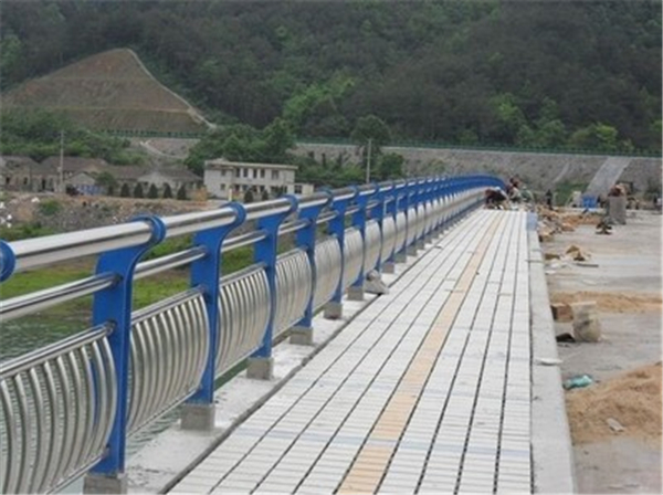 儋州不锈钢桥梁护栏的特性及其在现代建筑中的应用